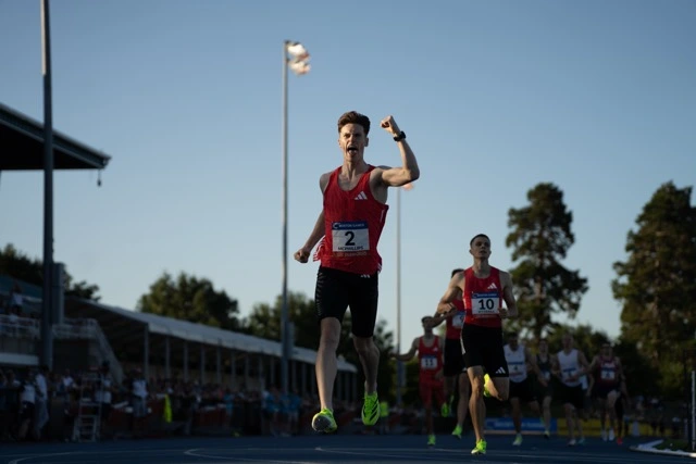 Sprinter exploding out of the blocks